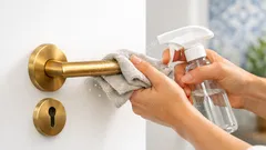 O truque do vinagre branco para limpar maçanetas em 1 minuto (e notar logo a diferença)