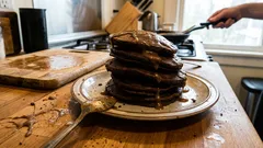 Panquecas fofas de alfarroba e cacau: prontas em poucos minutos (e bem achocolatadas)