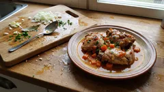 Coelho estufado com cenourinhas: carne tenra e molho de vinho branco bem apurado