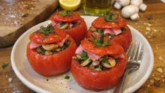 Tomates recheados com presunto e cogumelos: entrada fresca sem forno, pronta em minutos