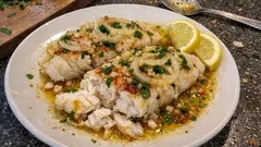 Pescada à algarvia no forno: húmida, aromática e sem complicações