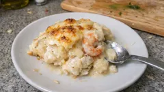 Bacalhau cremoso com camarão no forno: gratinado com béchamel, fácil de servir