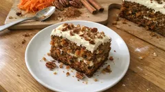 Bolo de cenoura com especiarias e nozes-pecã — húmido, fofo e muito aromático