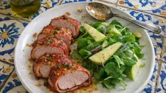 Lombinho de porco em bacon com mel e mostarda: assado suculento em 40 minutos