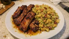 Entrecosto com migas de broa e couve: douradinho, húmido e mesmo à portuguesa