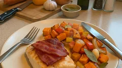 Perca assada no forno com batata-doce e legumes — suculenta e fácil num só tabuleiro