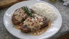 Bifes da vazia com molho cremoso de pimenta rosa — tudo feito na mesma frigideira