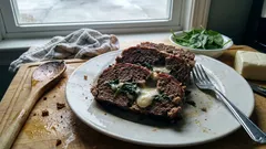 Rolo de carne com queijo e espinafres no forno: suculento e fácil de fatiar