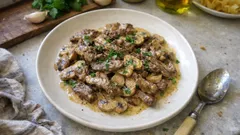 Strogonoff de novilho cremoso com cogumelos — um jantar rápido e reconfortante