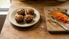 Queques de cenoura húmidos e fofos — a receita prática para lancheiras e merendas