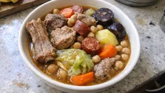 Puchero caseiro no tacho: carnes, enchidos e grão com um caldo bem apurado