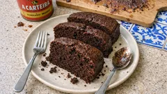 Bolo de alfarroba húmido e simples: mistura tudo e vai ao forno