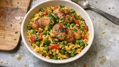 Frango com arroz numa só frigideira: dourado, aromático e com pouca loiça