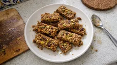 Barritas de pistácio caseiras: firmes, crocantes e prontas para o lanche da semana