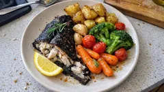 Peixe-espada preto grelhado com legumes assados: jantar leve pronto em 45 minutos