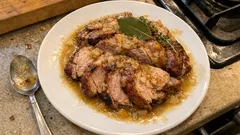 Pernil de porco assado no forno com vinho branco e louro — suculento e fácil de fazer