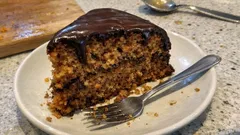 Bolo de cenoura com chocolate negro: massa húmida e cobertura brilhante em 30 minutos