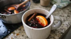 Vinho quente caseiro: a receita simples e aromática para os dias frios