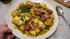 Bacalhau à transmontana no forno: batatas ao murro e molho de azeite que dá vontade de pão