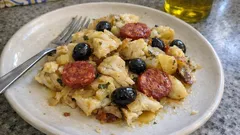 Bacalhau no forno com azeitonas e chouriço: um prato simples, com sabor bem português