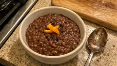 Arroz-doce de chocolate cremoso com casca de laranja — simples e com sabor de pastelaria