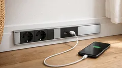 Tomadas a mais e obras a menos: como usar sistemas modulares e calhas em casa