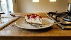 Cheesecake de morangos e natas: cremoso, fácil de fazer e perfeito bem frio