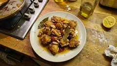 Frango à passarinho bem dourado: marinada rápida de alho, limão e louro