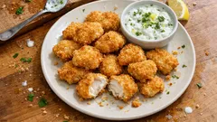 Panadinhos de frango estaladiços com molho de iogurte e limão (muito fácil)