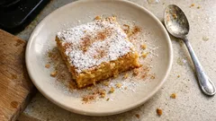 Tecolameco do Alentejo: doce conventual de amêndoa e canela bem húmido, no forno