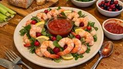 Coroa de camarão com molho cocktail: uma entrada festiva simples e elegante