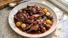 Codornizes com vinho tinto e um toque de Porto — estufado suculento para “molhar pão”