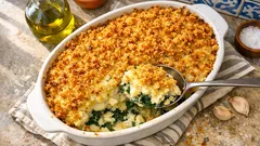 Empadão de peixe com espinafres e broa: cremoso por dentro, crocante por cima