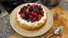 Bolo esponja com chantilly e frutos vermelhos: leve, bonito e simples de fazer