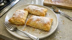 Travesseiros com gila: folhados estaladiços e recheio cremoso, prontos em 25 minutos