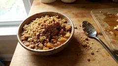 Crumble tradicional de maçã: fruta suculenta e topo bem crocante no forno