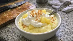 Creme de ananás com leite condensado e cobertura leve — ideal para fazer na véspera