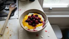 Perfeito de iogurte e manga em camadas — sobremesa fresca e sem forno