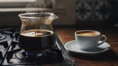 Reaquecer café faz mal? O que muda no sabor, na acidez e na segurança
