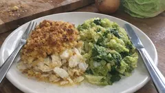 Bacalhau com broa e couve lombarda: receita de forno simples e cheia de sabor