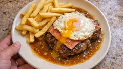 Bifes à cervejeira com ovo a cavalo: molho rápido, carne suculenta e cheio de sabor