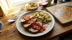 Lombo de porco no forno com migas de couve lombarda — almoço de domingo sem complicações