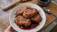 Rabanadas com vinho tinto: como fazer a calda aromática que fica mesmo bem no pão