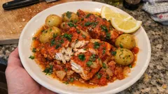 Lombos de peixe-vermelho no forno com batatinhas e tomate: suculento e fácil