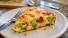 Frittata de abacate e bacon no forno: alta, fofa e pronta em 30 minutos