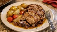 Cabrito da Consoada no forno: assado macio com batatas novas e molho para molhar o pão