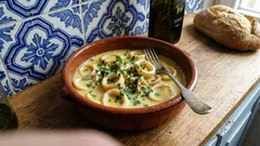 Lulas estufadas com cerveja e ervas frescas — molho cremoso com gemas