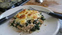 Tabuleiro de atum e espinafres no forno: simples, cremoso e com queijo gratinado