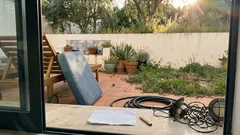 Os 7 erros que estão a estragar o seu quintal (e como corrigir)