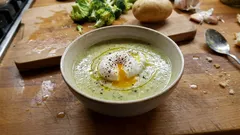 Creme de brócolos com ovo escalfado: sopa leve e cremosa para um jantar rápido